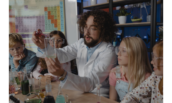 5 Perbedaan Guru Jaman Dulu dan Sekarang